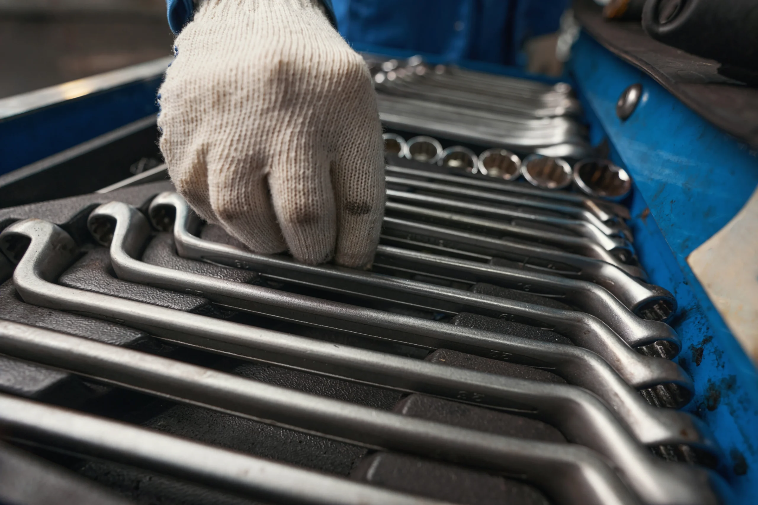 The guy’s hand try to set up the plate heat exchanger